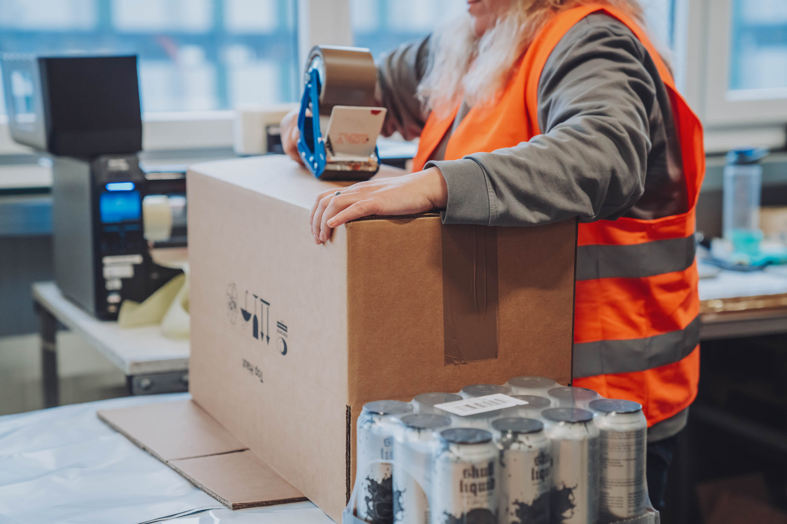 WM-GROUP-Mitarbeiter beim Verpacken eines Kartons