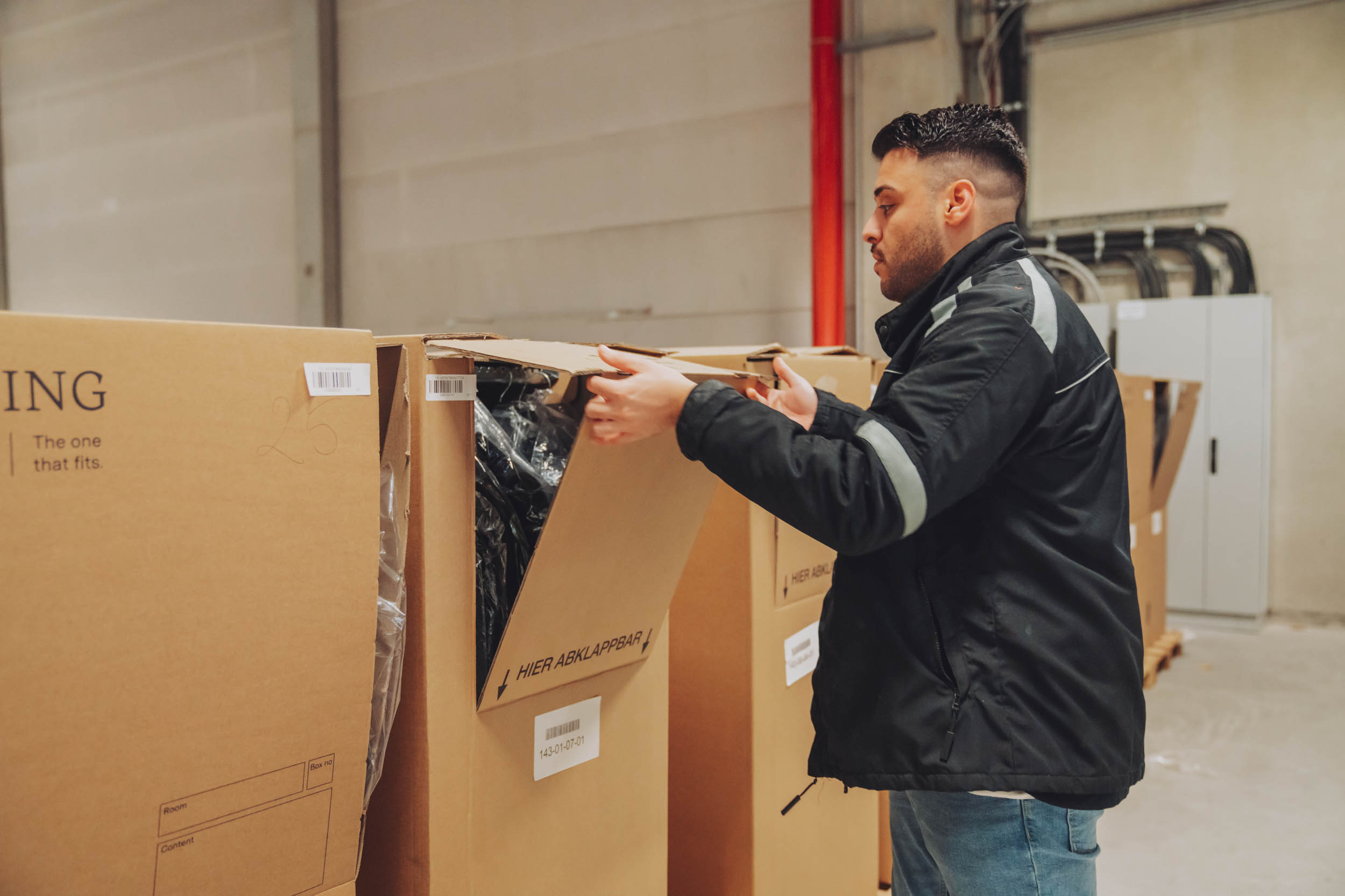 WM-GROUP-Mitarbeiter beim Packen im Lager Greven