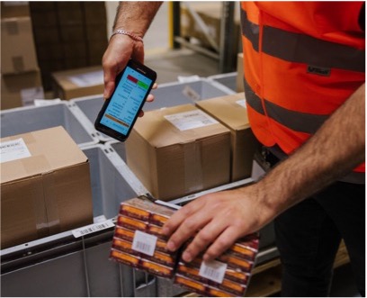 Erfassung einer Verpackungseinheit per Handscanner im Lager der WM GROUP