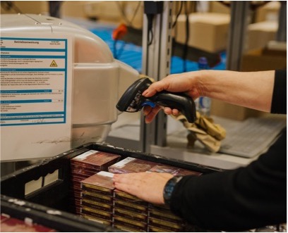 Mitarbeiter arbeitet mit dem WM GROUP WMS