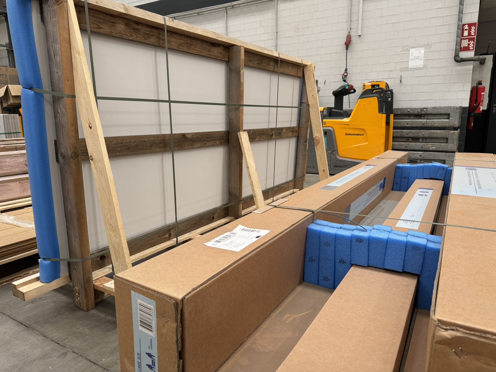 Kommissionierte und verpackte Ware auf dem Weg zum Versand bei der WM GROUP