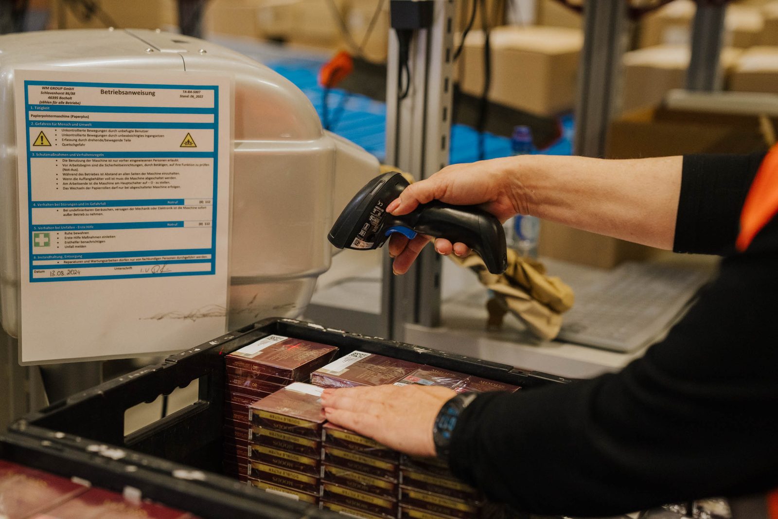 Handscanner liest das Etikett einer Umverpackung.