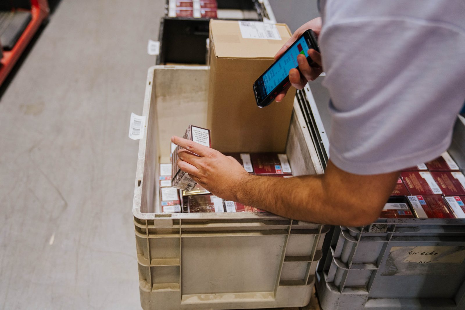 Buchung am Lagerbehälter über das mobile Gerät.