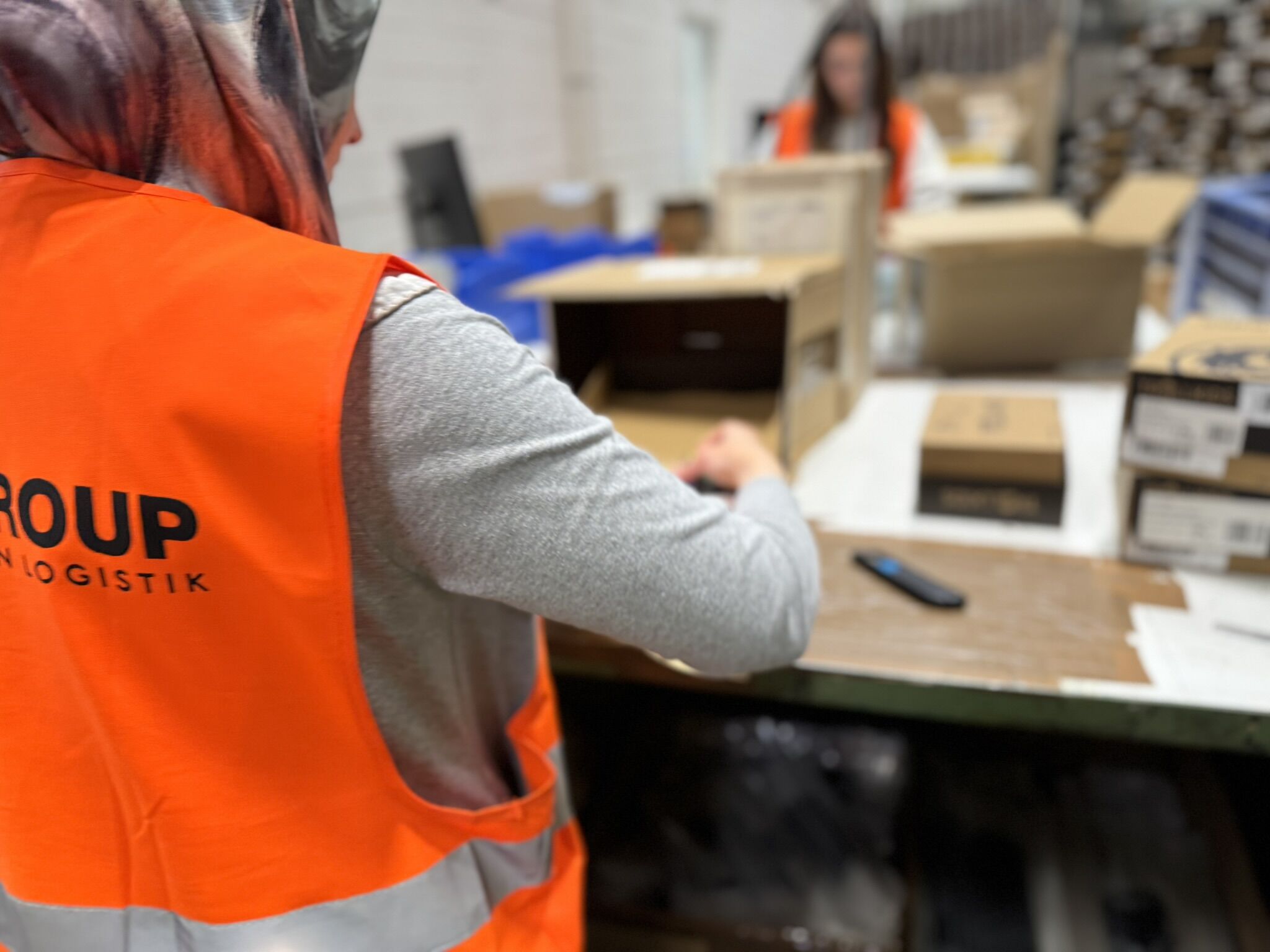 Retourenbearbeitung am Packtisch
